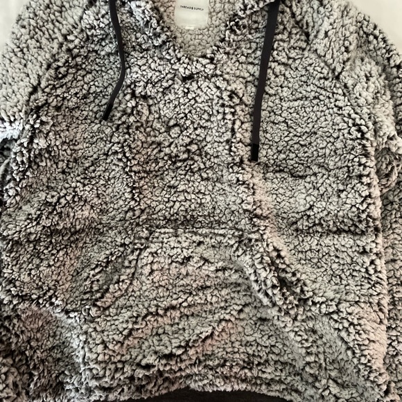 Thread and supply Sherpa pullover (size medium) - Picture 4 of 5